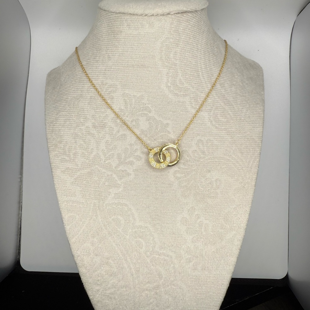 Elegant Gold Necklace with Interlocking Rings